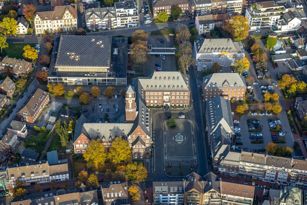 Aerial photograph Bottrop - Town Hall building of the city administration on Ernst-Wilczok-Platz in the district Stadtmitte in Bottrop at Ruhrgebiet in the state North Rhine-Westphalia, Germany