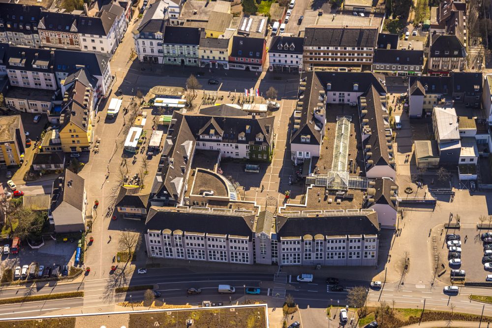 Heiligenhaus from the bird's eye view: Town Hall building of the city administration on street Hauptstrasse in Heiligenhaus at Ruhrgebiet in the state North Rhine-Westphalia, Germany