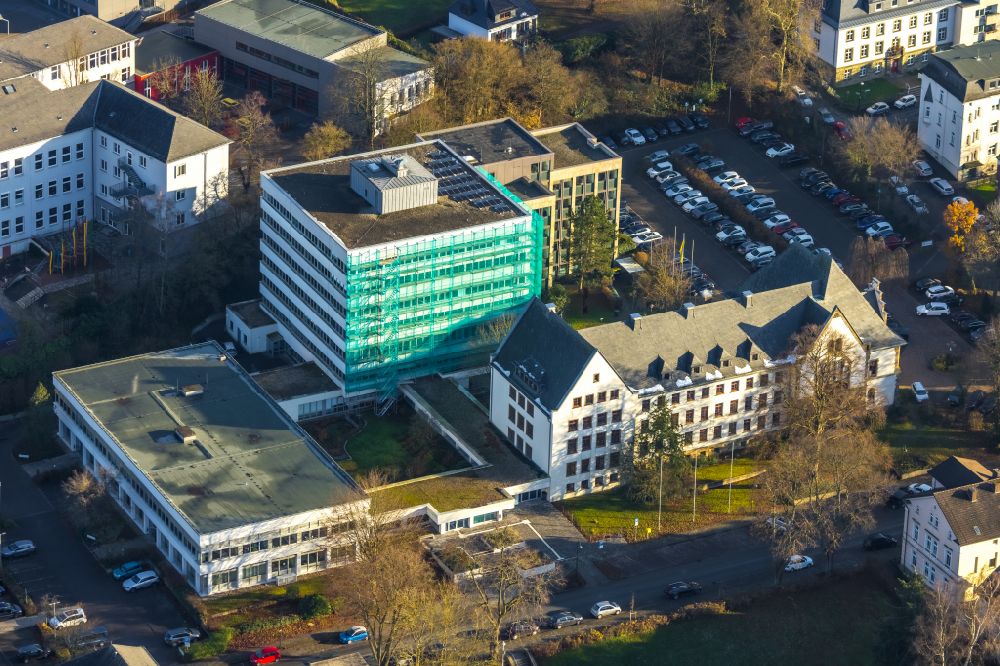 Aerial photograph Arnsberg - Town Hall building of the city administration - Kreishaus on street Eichholzstrasse in the district Wennigloh in Arnsberg at Sauerland in the state North Rhine-Westphalia, Germany