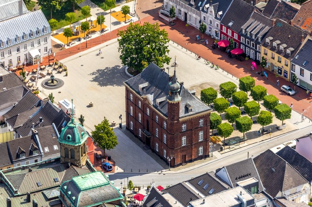 Aerial photograph Rheinberg - Town Hall building of the City Council at the market downtown in Rheinberg in the state North Rhine-Westphalia, Germany