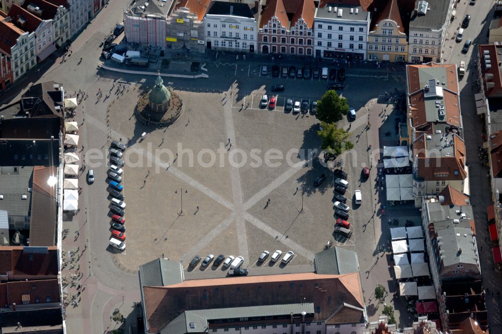 Aerial photograph Wismar - Town Hall building of the City Council at the market downtown in Wismar in the state Mecklenburg - Western Pomerania, Germany