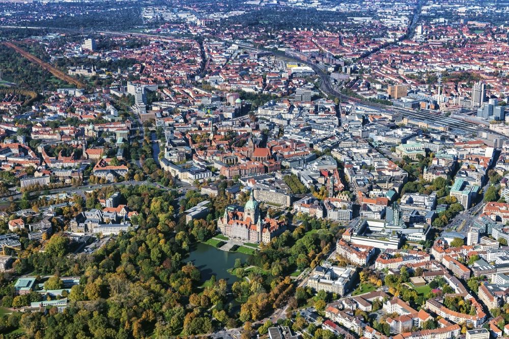 Hannover from the bird's eye view: City hall and administration building Neues Rathaus on Trammplatz square in Hannover in the state of Lower Saxony. The building is located on the pond Maschteich in the historical city center