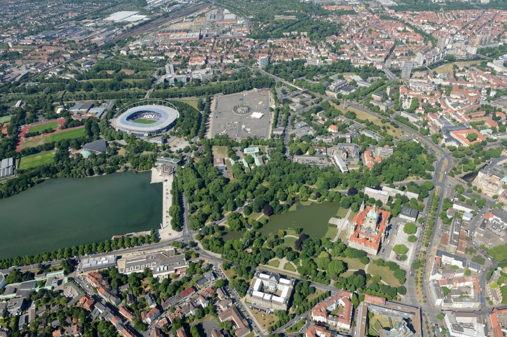 Aerial image Hannover - City hall and administration building Neues Rathaus on Trammplatz square in Hannover in the state of Lower Saxony. The building is located on the pond Maschteich in the historical city center