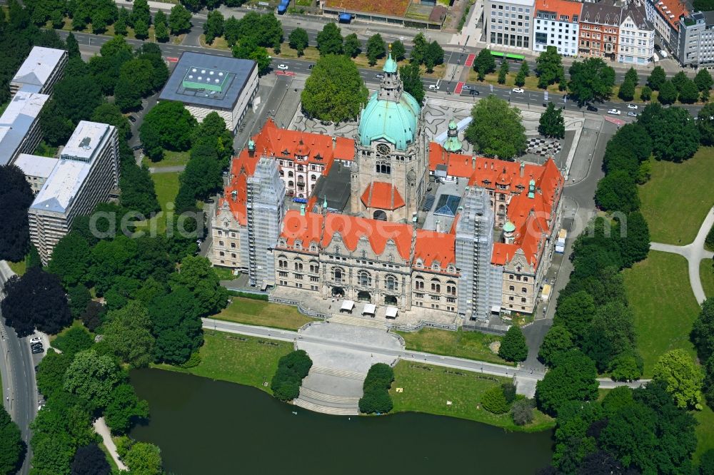 Aerial photograph Hannover - City hall and administration building Neues Rathaus on Trammplatz square in Hannover in the state of Lower Saxony. The building is located on the pond Maschteich in the historical city center