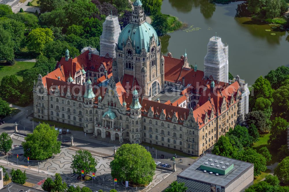 Hannover from the bird's eye view: City hall and administration building Neues Rathaus on Trammplatz square in Hannover in the state of Lower Saxony. The building is located on the pond Maschteich in the historical city center