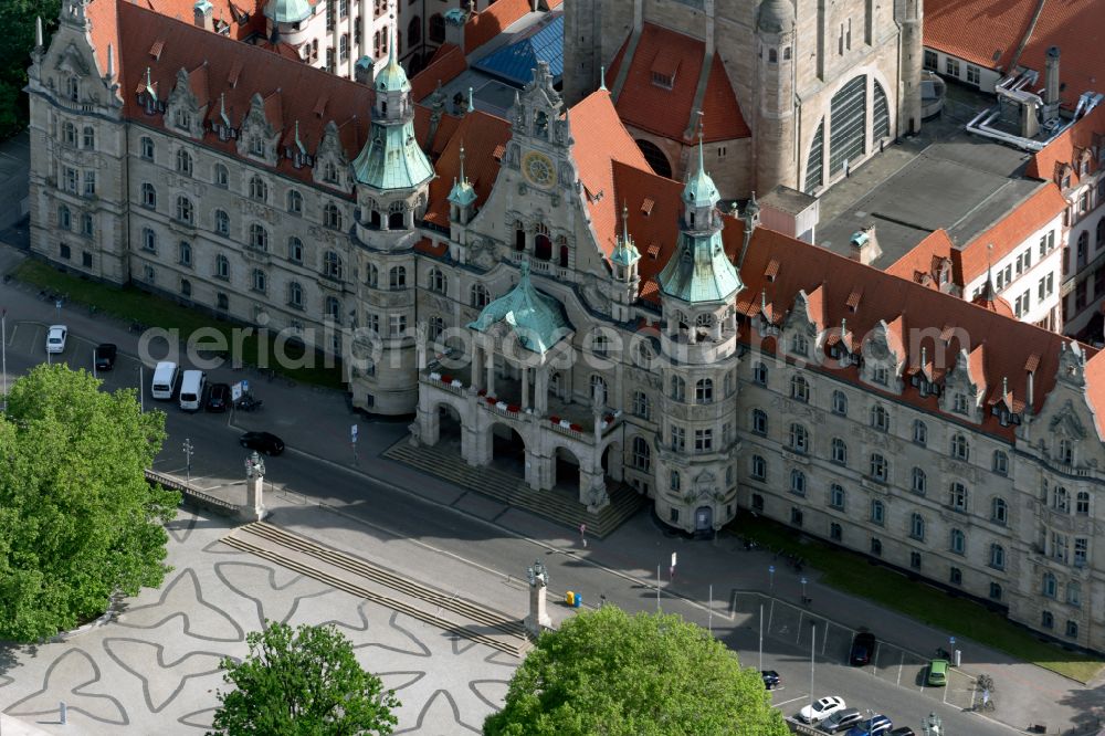 Aerial photograph Hannover - City hall and administration building Neues Rathaus on Trammplatz square in Hannover in the state of Lower Saxony. The building is located on the pond Maschteich in the historical city center