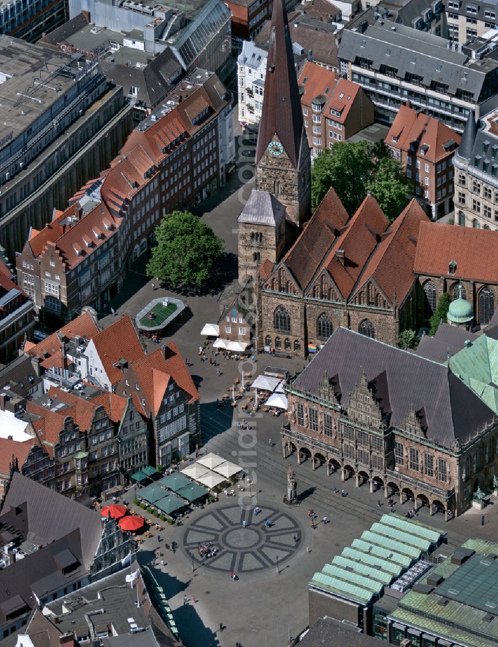 Bremen from the bird's eye view: Town Hall building of the city administration on the Domshof Square in Bremen in Germany