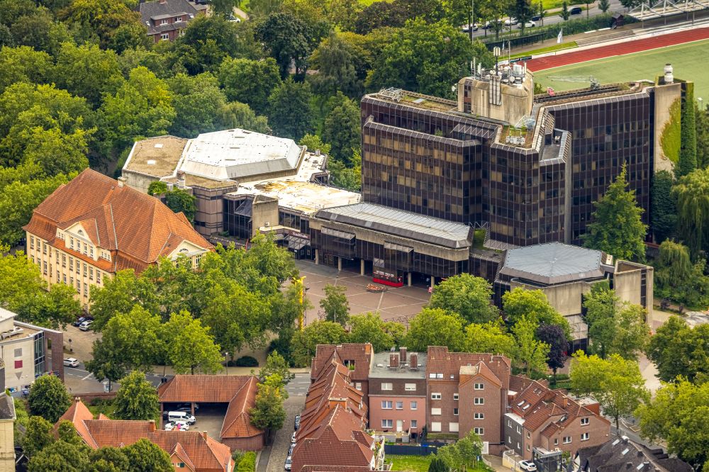 Ahlen from the bird's eye view: Building of the City Hall of the City Administration, the City Library and the Ahlen City Hall on Rathausplatz on street Bruno-Wagler-Weg in Ahlen in the federal state of North Rhine-Westphalia, Germany