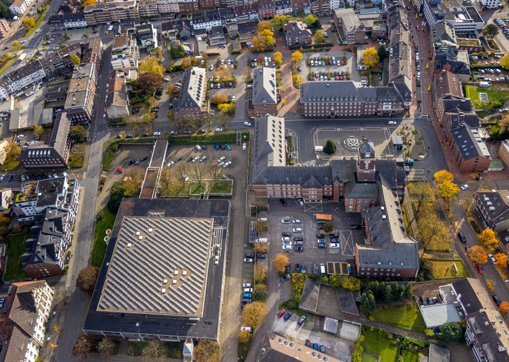 Aerial photograph Bottrop - Town Hall building of the city administration on Ernst-Wilczok-Platz and the Saalbau event hall on Droste-Huelshoff-Platz in the district Stadtmitte in Bottrop at Ruhrgebiet in the state North Rhine-Westphalia, Germany