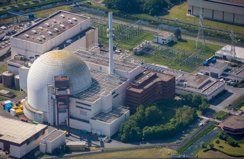 Aerial photograph Brokdorf - Building the decommissioned reactor units and systems of the NPP - NPP nuclear power plant on elbe river in Brokdorf in the state Schleswig-Holstein, Germany