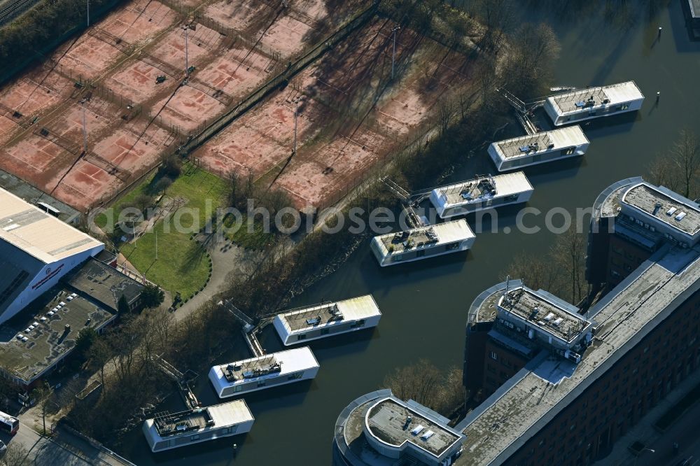 Hamburg from the bird's eye view: Houseboat-style residential buildings with the Floating Homes on the canal bank area at Victoriakai-Ufer in Hamburg, Germany