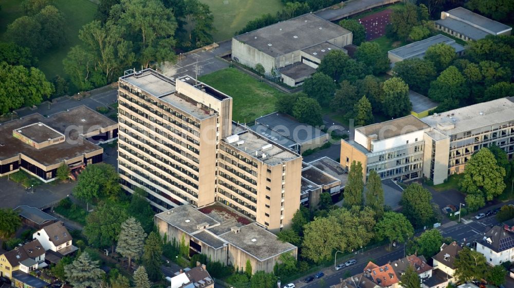 Aerial photograph Bonn - Group of buildings of the former pedagogical faculty of the Rheinische Friedrich-Wilhelms-Universitaet Bonn in Bonn in the state North Rhine-Westphalia, Germany. The buildings are partly empty and are to be demolished to make way for new buildings