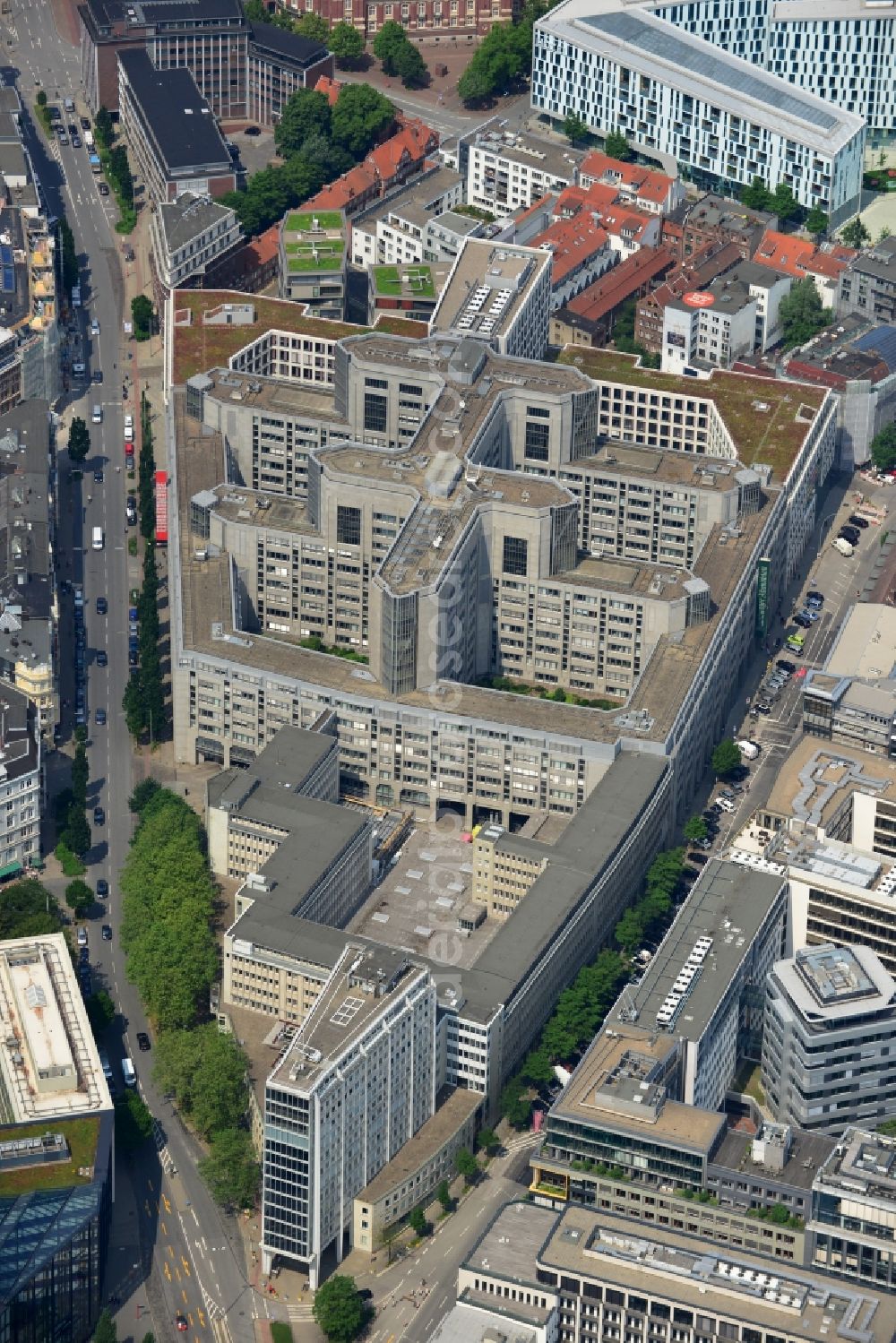 Aerial image Hamburg - Building complex of the Axel Springer Verlag and the Brahmsquartier at the Kaiser-Wilhelm-Straße corner Axel-Springer-Platz - Fuhlentwiete in Hamburg