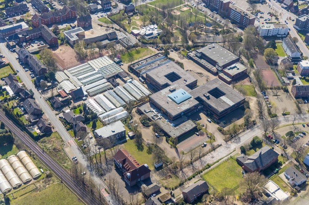 Wesel from above - Building complex of the Vocational School Berufskolleg Wesel in Wesel at Ruhrgebiet in the state North Rhine-Westphalia, Germany