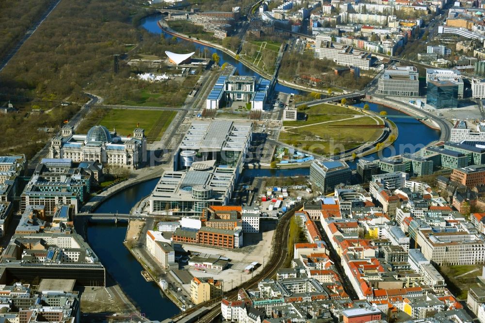 Aerial photograph Berlin - Building complex of the Federal Chancellery and the Paul Loebe House and Reichstag building in the government district on the banks of the Spree at the Spreebogen in Berlin, Germany