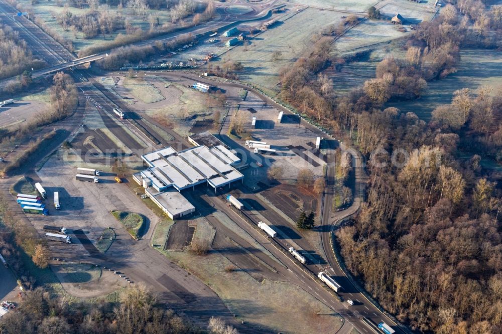 Scheibenhard from the bird's eye view: Building complex of the police Bundespolizeirevier Bienwald and the Police nationale at Franco-German border crossing Scheibenhardt/Scheibenhard in Scheibenhard in Grand Est, France