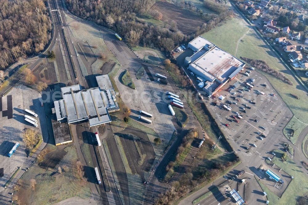 Aerial image Scheibenhard - Building complex of the police Bundespolizeirevier Bienwald and the Police nationale at Franco-German border crossing Scheibenhardt/Scheibenhard in Scheibenhard in Grand Est, France