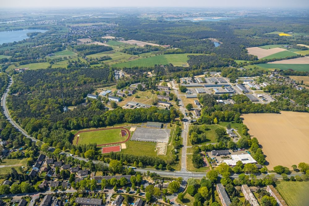 Aerial photograph Wesel - Building complex of the German army - Bundeswehr military barracks Schill-Kaserne in the district Blumenkamp in Wesel in the state North Rhine-Westphalia, Germany