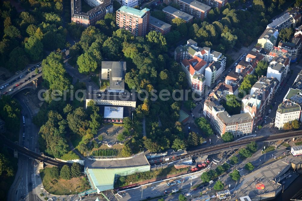Hamburg from the bird's eye view: Residential area at the underground station landing bridges in Hamburg. In view of the building complex of the DJH Hostel Hamburg Auf dem Stintfang at the Alfred Wegener way