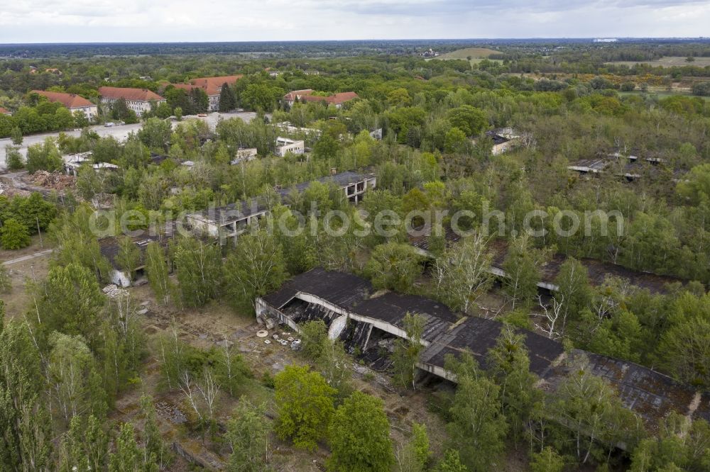 Wustermark from the bird's eye view: Decaying garage complexes and vehicle halls on the building complex of the former military barracks - eagle and lion barracks on the B 5 in the district Elstal in Wustermark in the state Brandenburg, Germany