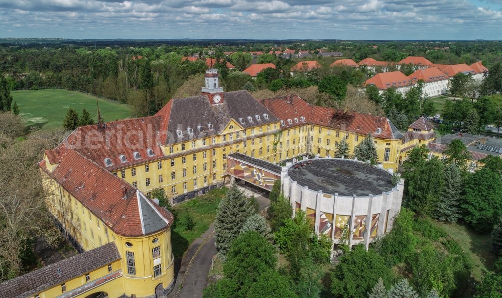 Aerial photograph Wünsdorf - Building complex of the former military barracks House of Officers in the district Waldstadt in Wuensdorf in the state Brandenburg, Germany. During the GDR era, the area served as the high command of the Russian - Soviet - allied occupation forces