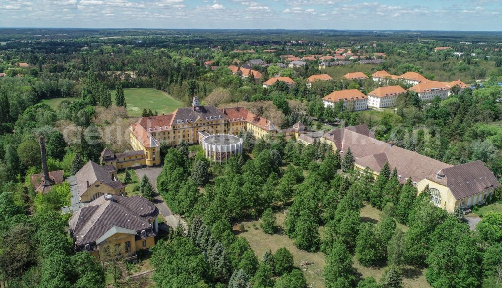 Aerial photograph Wünsdorf - Building complex of the former military barracks House of Officers in the district Waldstadt in Wuensdorf in the state Brandenburg, Germany. During the GDR era, the area served as the high command of the Russian - Soviet - allied occupation forces