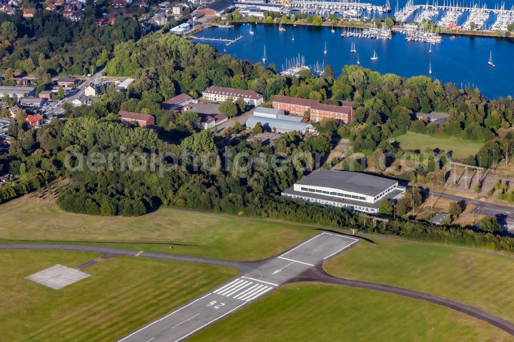 Aerial photograph Kiel - Building complex of the former military barracks Heliport on the bank of the Kiel Fjord in Holtenau in Kiel in the state of Schleswig-Holstein, Germany. The starting and runway belongs to the Kiel -Holtenau airfield ( ICAO code: EDHK )