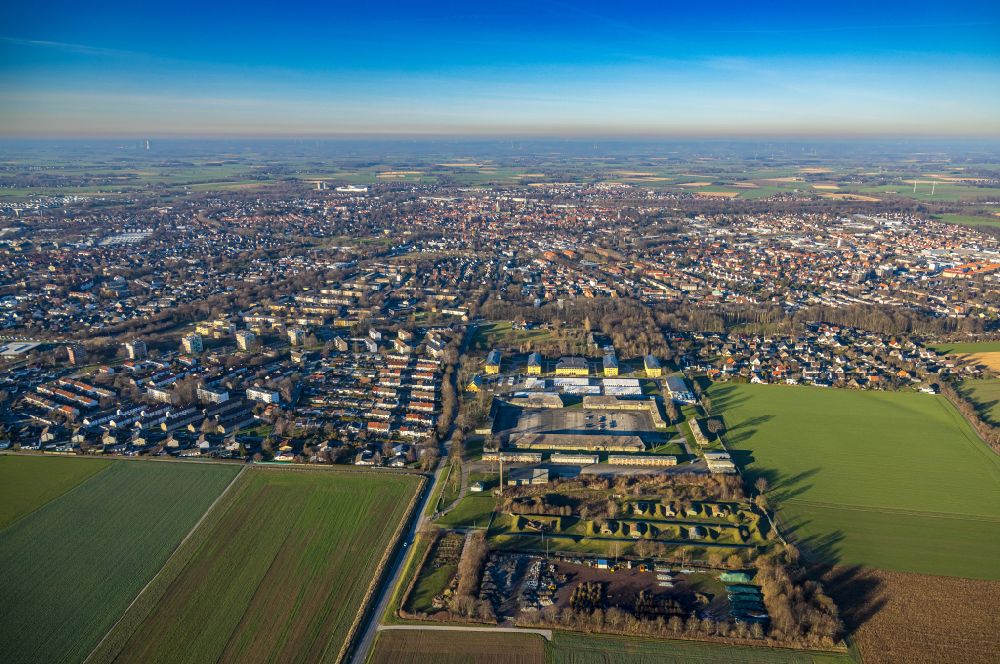 Aerial image Soest - Building complex of the former military barracks Kanaal van Wessem Kaserne on Hiddingser Weg in Soest in the state North Rhine-Westphalia, Germany