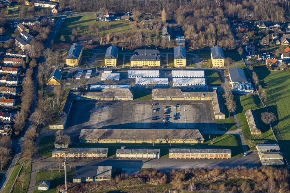 Aerial photograph Soest - Building complex of the former military barracks Kanaal van Wessem Kaserne on Hiddingser Weg in Soest in the state North Rhine-Westphalia, Germany