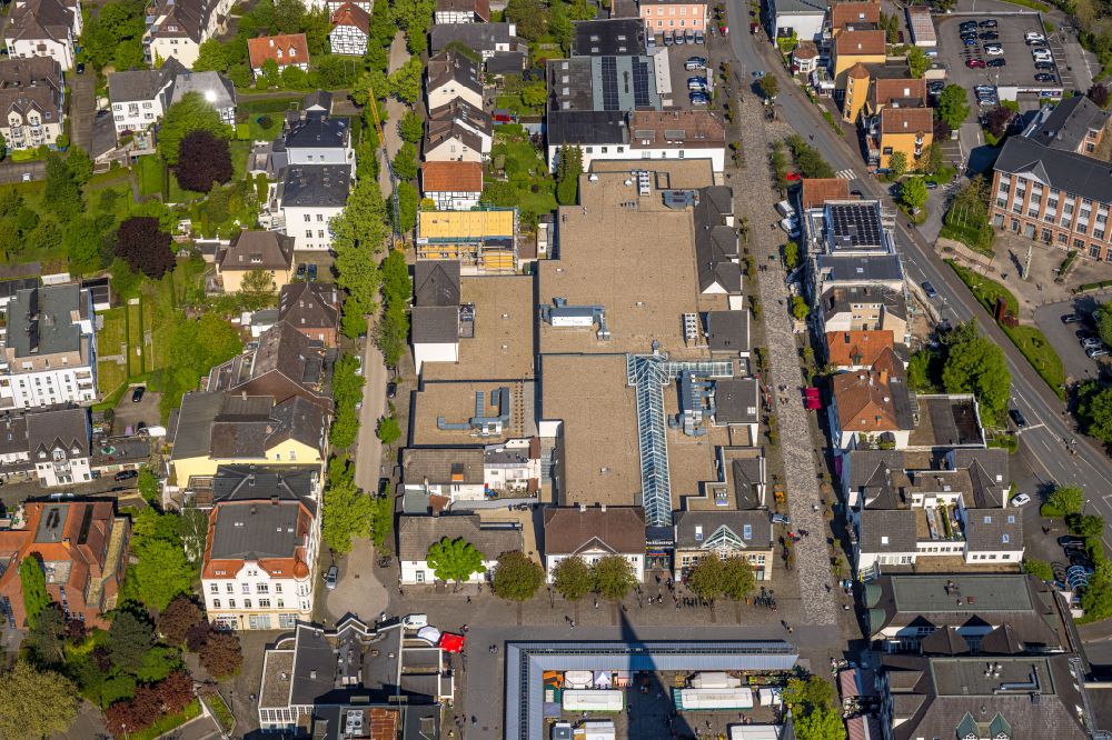 Arnsberg from above - Building complex of the shopping center Marktpassage on Neheimer Markt in the district Neheim in Arnsberg in the state North Rhine-Westphalia, Germany