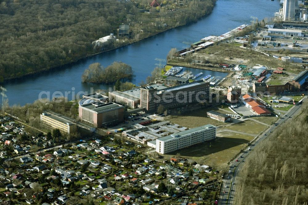Aerial image Berlin - Complex of buildings with satellite dishes on the transmitter broadcasting center Funkhaus Berlin Nalepastrasse on Nalepastrasse in the district Oberschoeneweide in Berlin, Germany