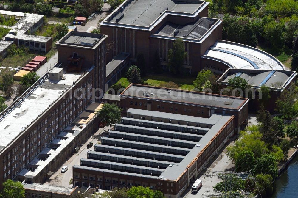 Aerial photograph Berlin - Complex of buildings with satellite dishes on the transmitter broadcasting center Funkhaus Berlin Nalepastrasse on Nalepastrasse in the district Oberschoeneweide in Berlin, Germany