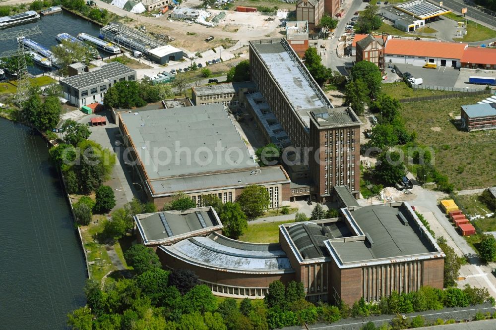 Aerial photograph Berlin - Complex of buildings with satellite dishes on the transmitter broadcasting center Funkhaus Berlin Nalepastrasse on Nalepastrasse in the district Oberschoeneweide in Berlin, Germany