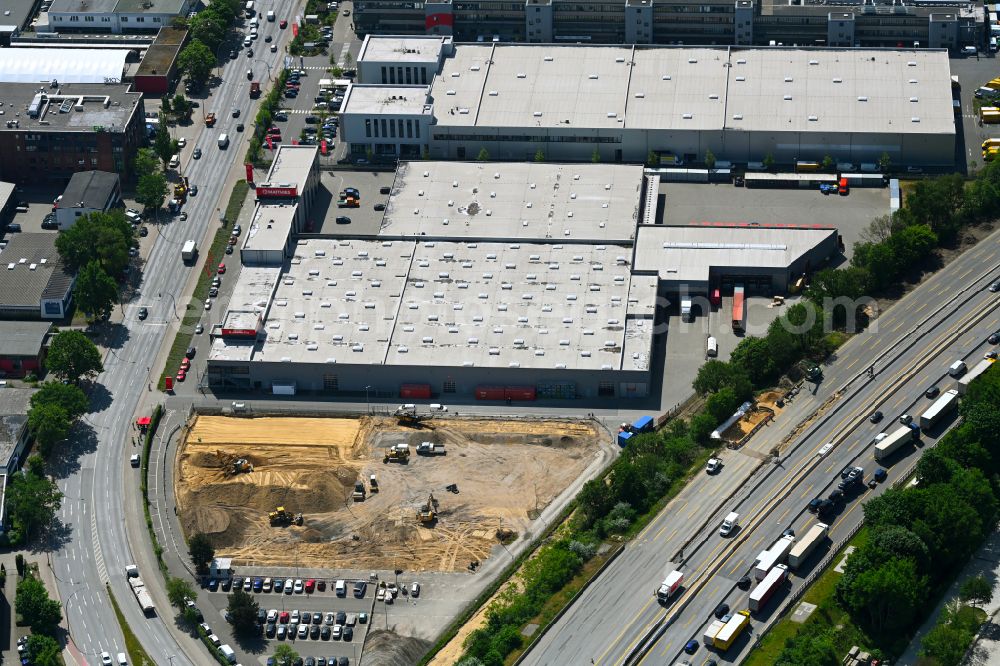 Aerial photograph Hamburg - Building complex and site of the car spare parts store Matthies Autoteile on the street Schnackenburgallee in the district Bahrenfeld in Hamburg, Germany