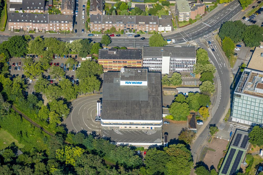 Aerial image Duisburg - Building complex and grounds of the automotive repair shop of TUeV-STATION Duisburg Duissern on Meidericher Strasse in the district Duissern in Duisburg in the state North Rhine-Westphalia, Germany