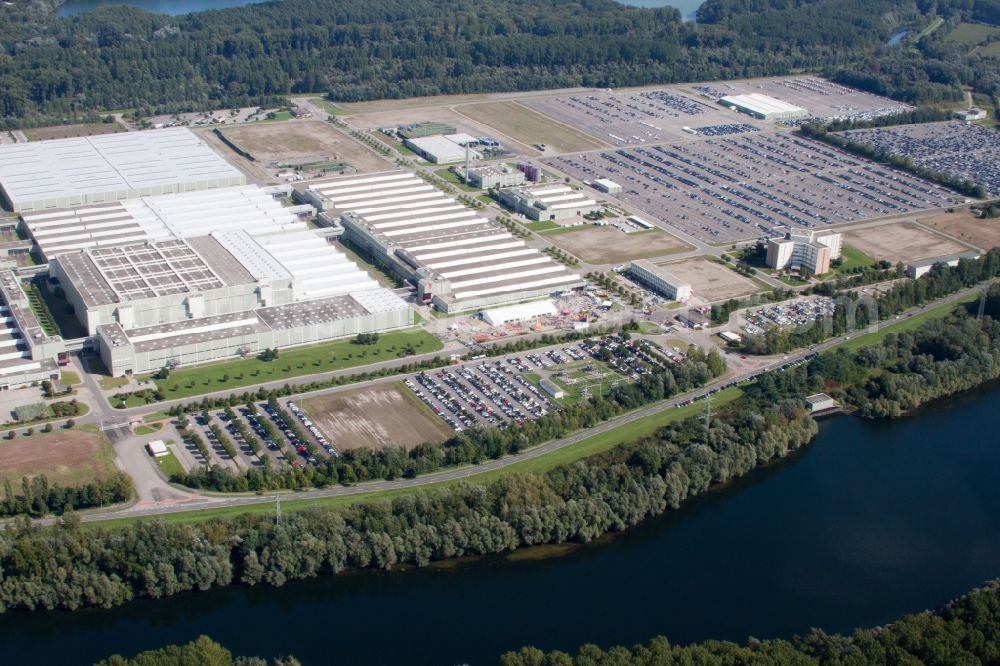 Aerial photograph Germersheim - Building complex and grounds of the logistics center Daimler AG Global Logistic Center on the Island Gruen in Germersheim in the state Rhineland-Palatinate, Germany