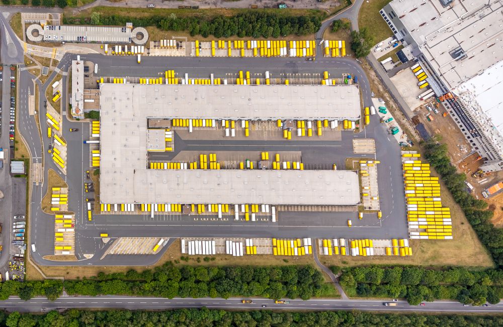Dorsten from the bird's eye view: Building complex and grounds of the logistics center DHL cargo center Dorsten on Luensingskuhle in the district Feldmark in Dorsten in the state North Rhine-Westphalia, Germany