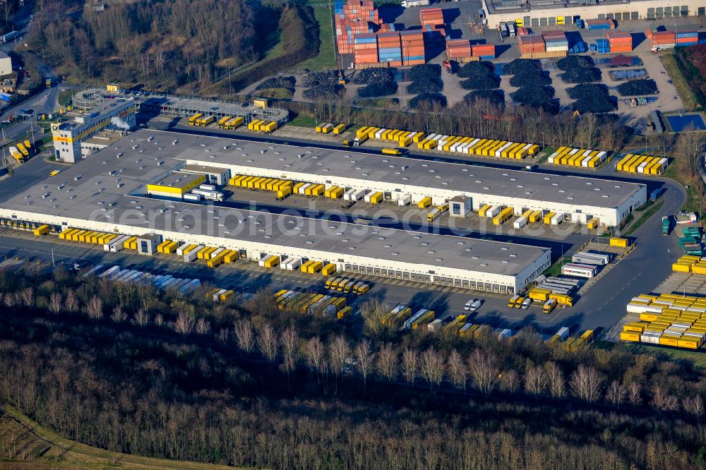 Dorsten from the bird's eye view: Building complex and grounds of the logistics center DHL Freight Center on the Luensingskuhle in the district of Feldmark in Dorsten in the Ruhr area in the state of North Rhine-Westphalia, Germany