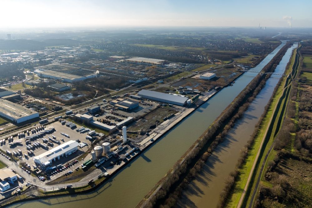 Aerial photograph Hamm - Building complex and grounds of the logistics center of Lanfer Logistik GmbH and of HELA GmbH Hermann Lanfer on shore of Datteln-Hamm-Kanal and river Lippe on Hafenstrasse in Hamm in the state North Rhine-Westphalia, Germany
