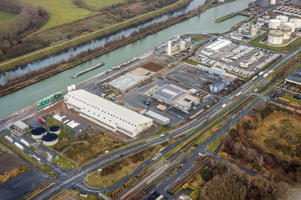 Hamm from the bird's eye view: Building complex and grounds of the logistics center of Lanfer Logistik GmbH and of HELA GmbH Hermann Lanfer on shore of Datteln-Hamm-Kanal and river Lippe on Hafenstrasse in Hamm in the state North Rhine-Westphalia, Germany