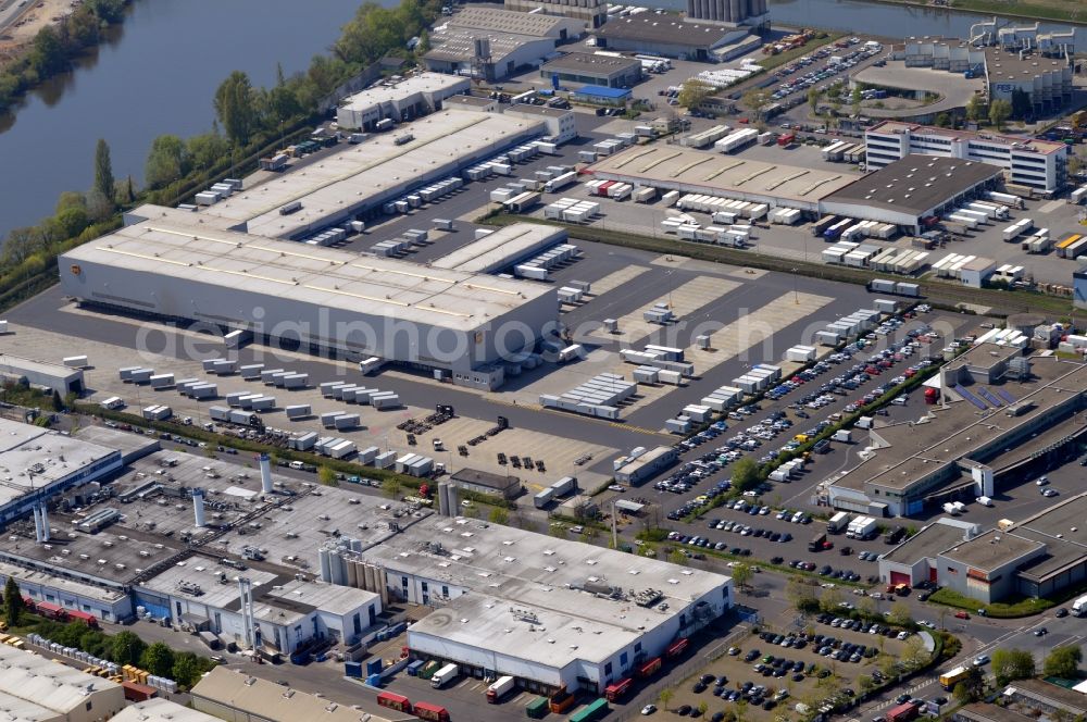 Aerial photograph Frankfurt am Main - Building complex and grounds of the logistics center of UPS at Robert-Bosch-street in the district Fechenheim in Frankfurt in the state Hesse