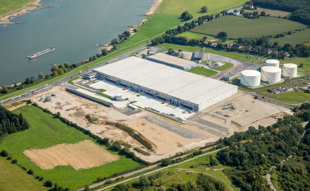 Duisburg from the bird's eye view: Building complex and grounds of the logistics center VCK Logistics Germany GmbH on Saegewerkstrasse - Rheindeichstrasse in the district Homberg-Ruhrort-Baerl in Duisburg in the state North Rhine-Westphalia, Germany
