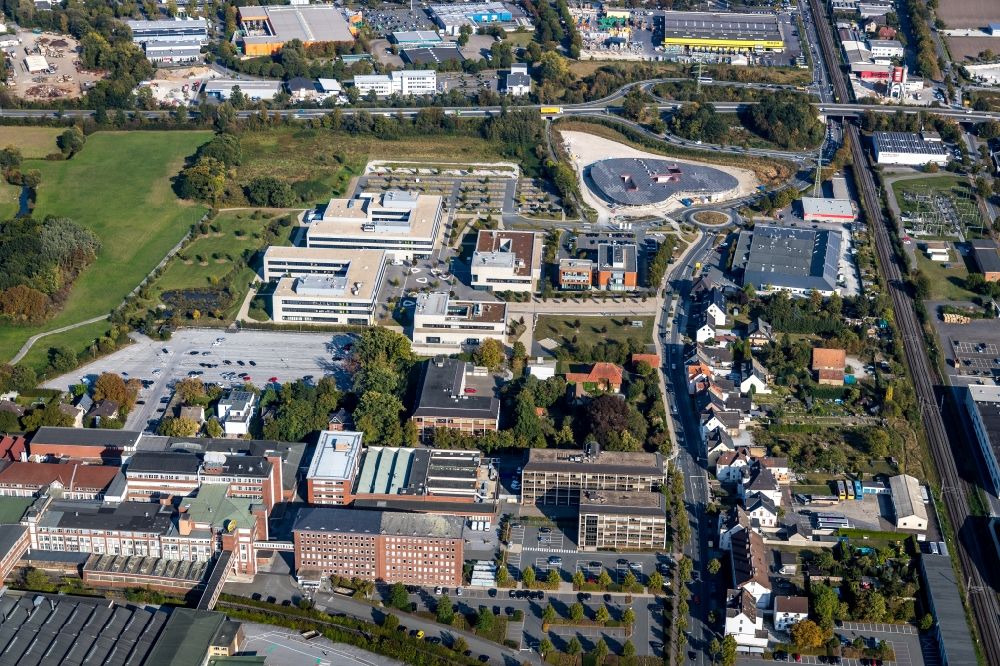 Lippstadt from the bird's eye view: Building complex of the university Hochschule Hamm-Lippstadt overlooking the construction site for the Digital Innovation Campus at the Campus Lippstadt on Dr.-Arnold-Hueck-Strasse in Lippstadt in the state North Rhine-Westphalia, Germany