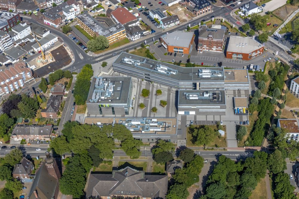 Aerial photograph Kamp-Lintfort - Building complex of the university Hochschule Rhein-Waal on Friedrich-Heinrich-Allee overlooking the local shopping mall in the district Niersenbruch in Kamp-Lintfort in the state North Rhine-Westphalia, Germany