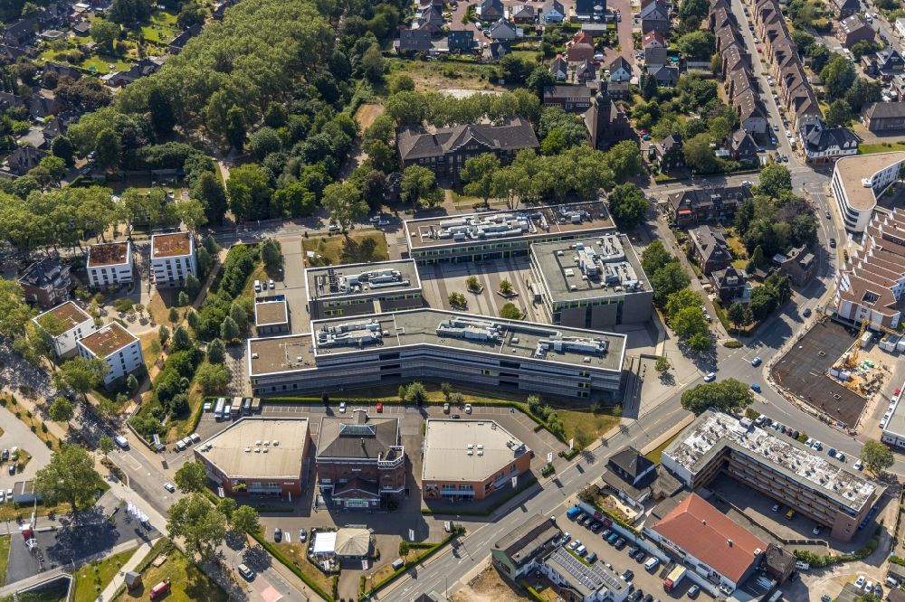 Kamp-Lintfort from the bird's eye view: Building complex of the university Hochschule Rhein-Waal on Friedrich-Heinrich-Allee overlooking the local shopping mall in the district Niersenbruch in Kamp-Lintfort in the state North Rhine-Westphalia, Germany