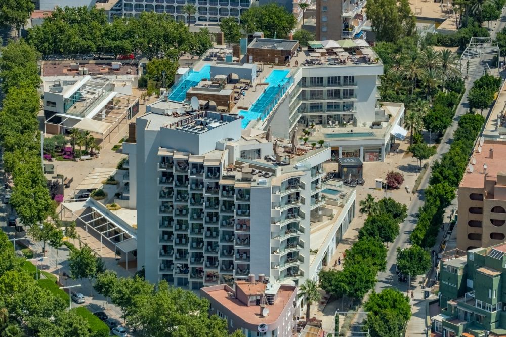 Calvia from the bird's eye view: Complex of the hotel building of INNSiDE Calvia Beach with swimming pool on the roof on Avinguda de l'Olivera in Calvia in Balearic island of Mallorca, Spain