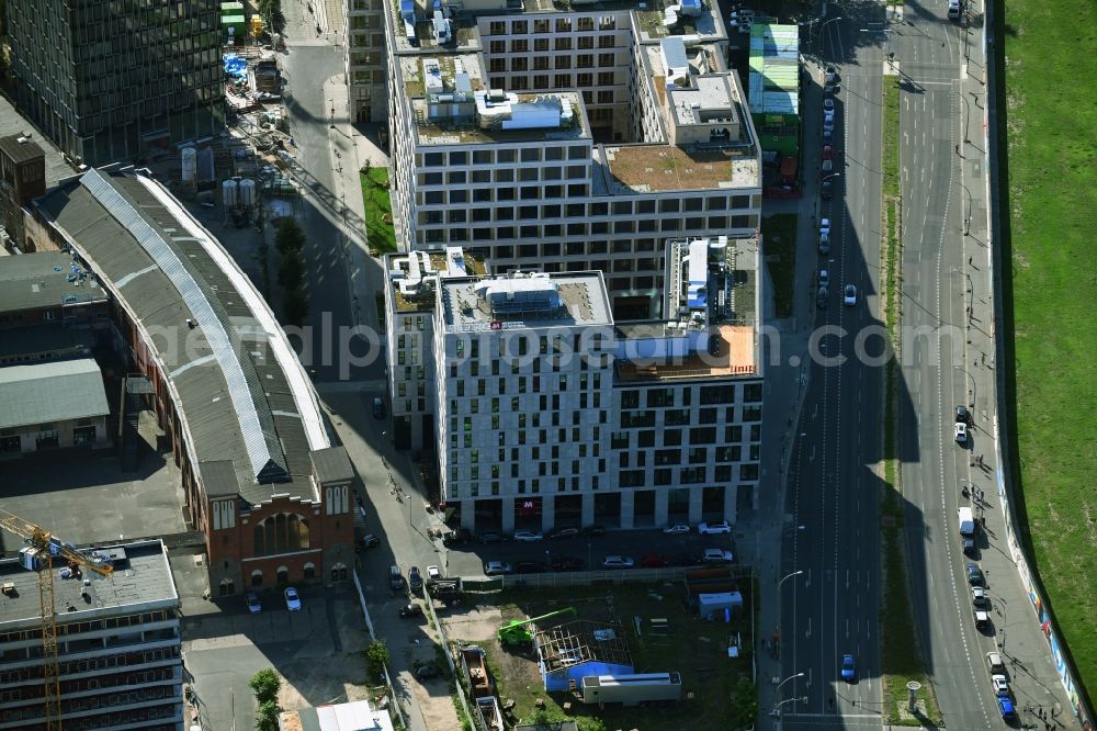 Berlin from the bird's eye view: Complex of the hotel building MEININGER Hotel Berlin East Side Gallery and das Spreeoffice on Muehlenstrasse in the district Friedrichshain in Berlin, Germany