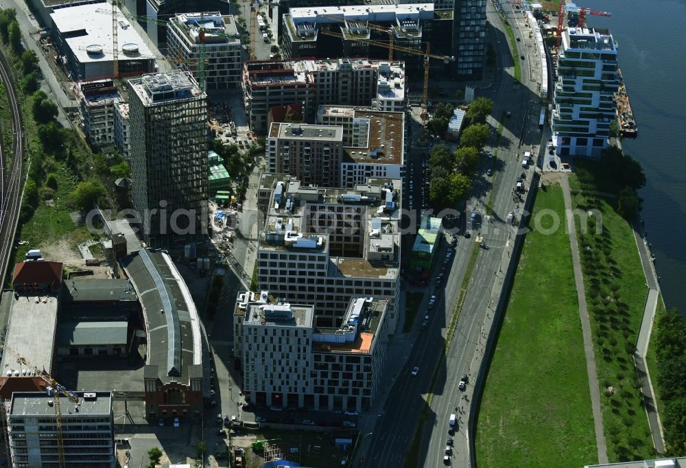 Aerial photograph Berlin - Complex of the hotel building MEININGER Hotel Berlin East Side Gallery and das Spreeoffice on Muehlenstrasse in the district Friedrichshain in Berlin, Germany