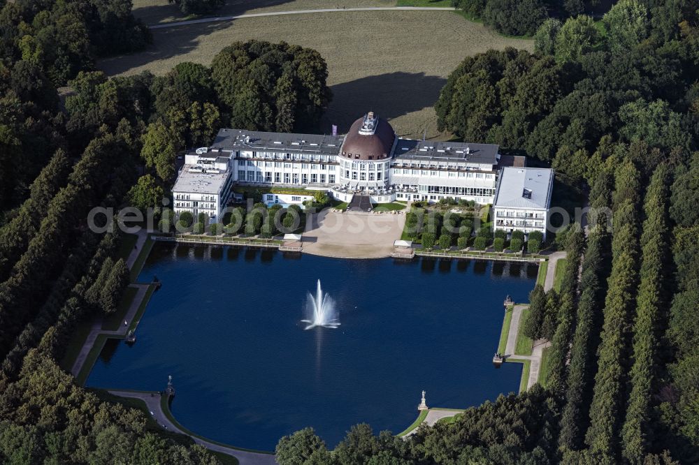 Aerial image Bremen - Complex of the hotel building Park Hotel with the artificial lake Holler See framed with trees in Bremen in Germany
