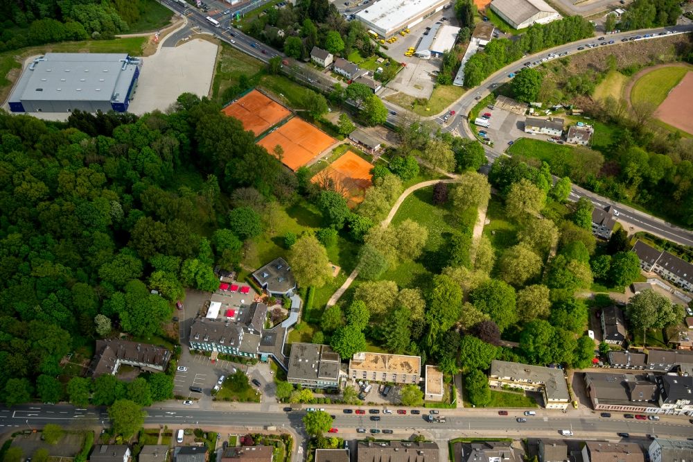 Aerial image Schwelm - Building complex of Parkhotel FRITZ am Brunnen in Schwelm in the state of North Rhine-Westphalia. Tennis courts are located in the background